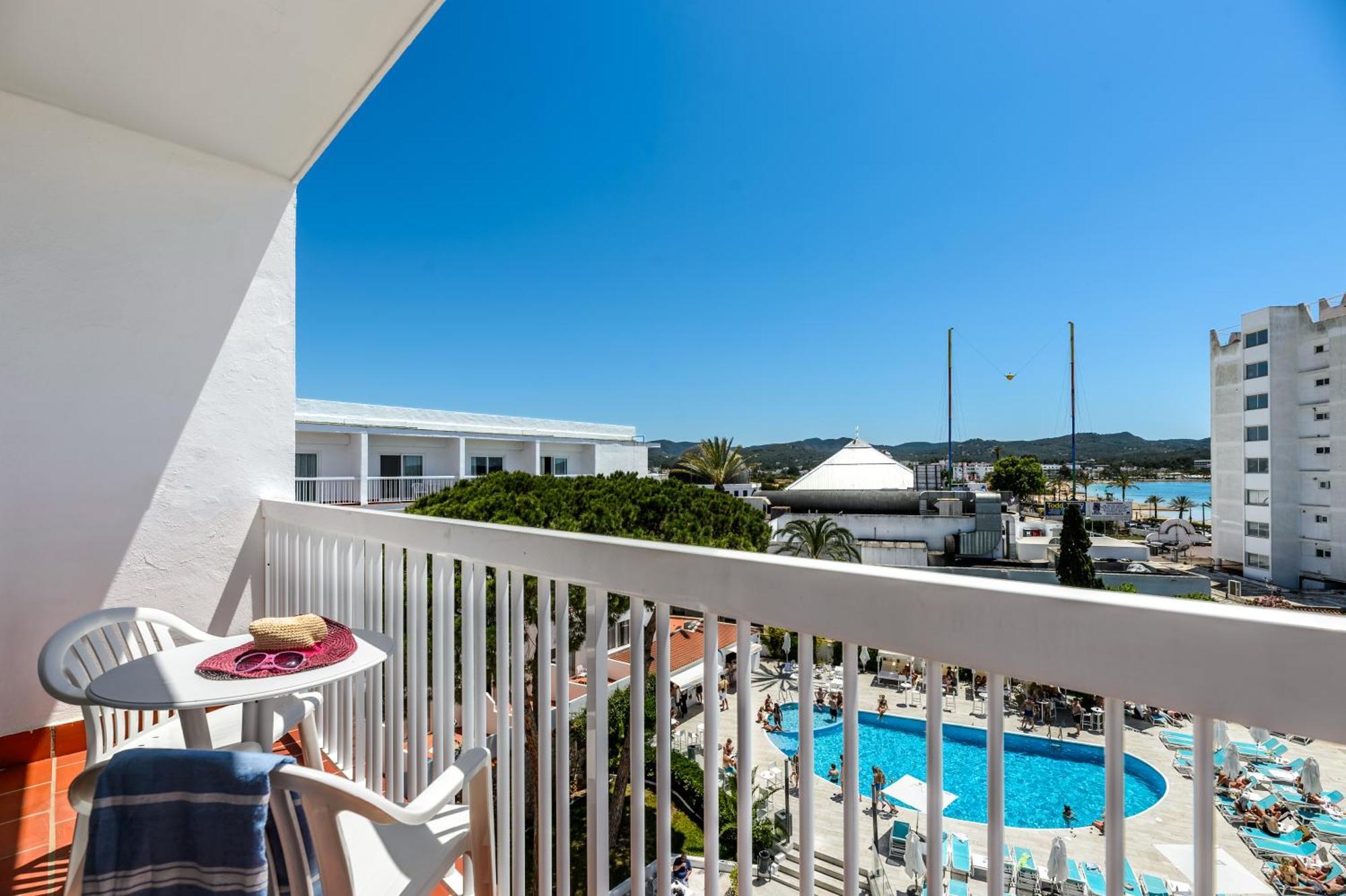 Twin Room Terrace Pool View