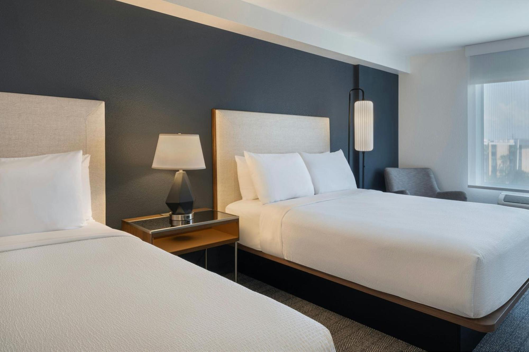 Habitación con cama grande y vistas a la ciudad - Planta superior