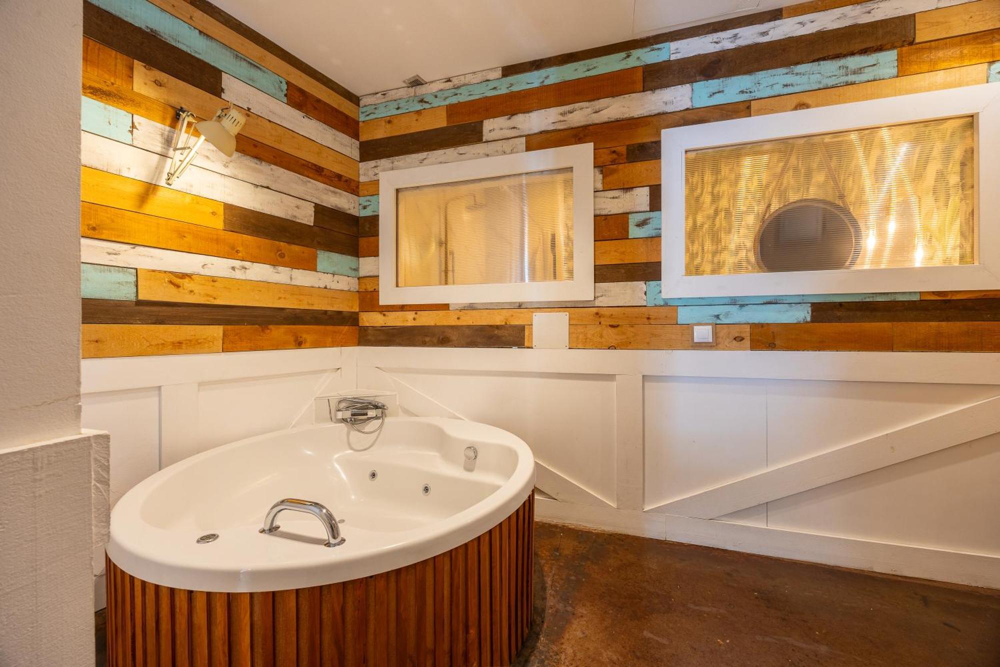 Deluxe Suite Spa Bath