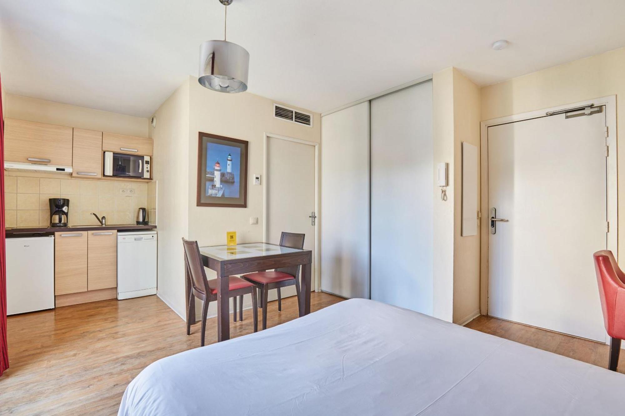 Studio with Balcony (2 Adults),1758531583:JPEG