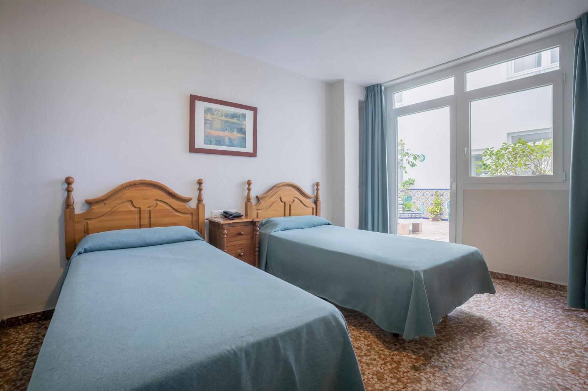 Twin Room,1765318056:JPEG