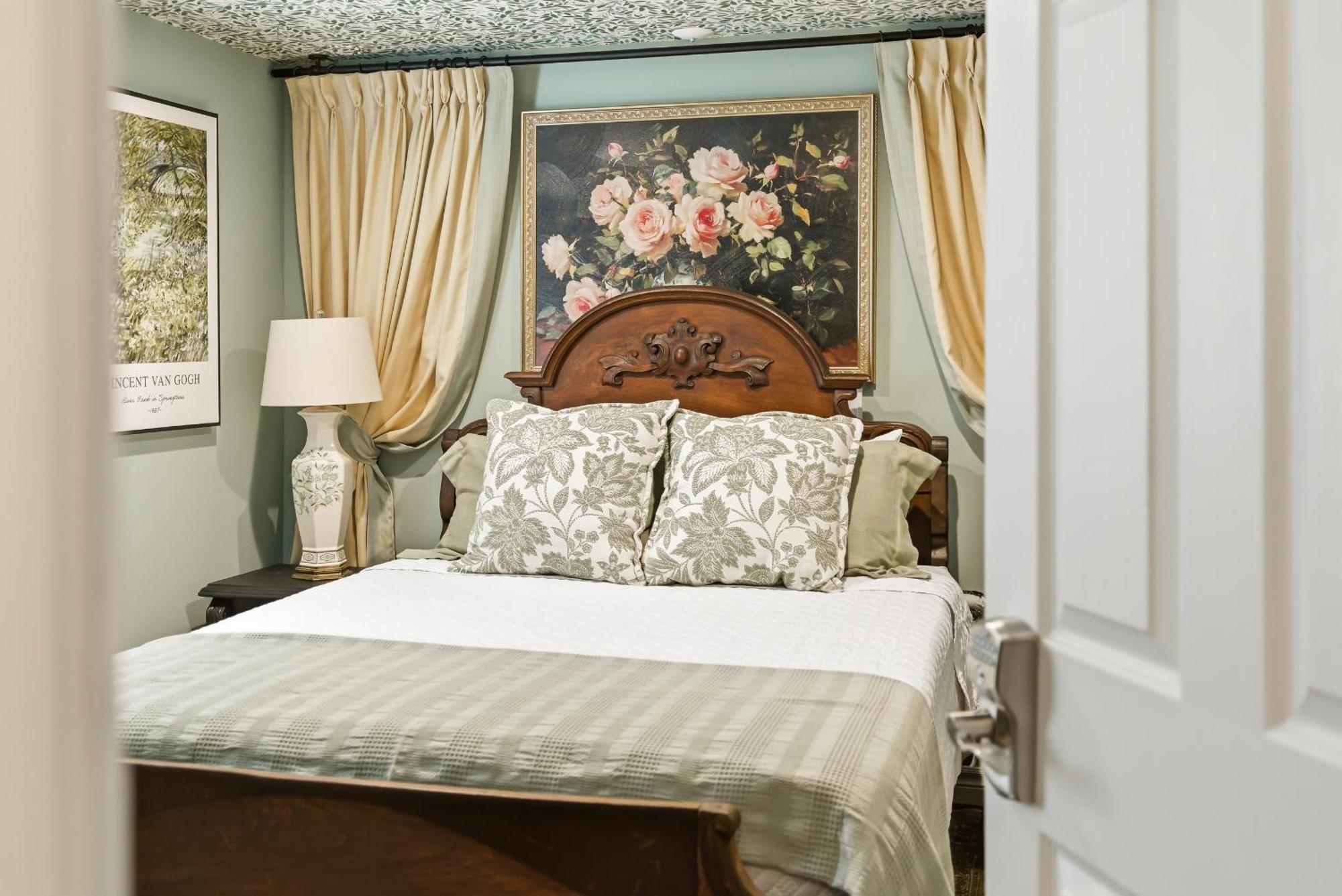 Queen Room,1765318818:JPEG