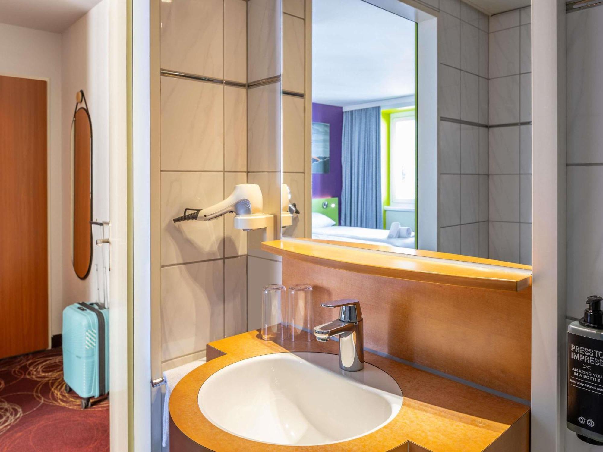 Standard Queen Room