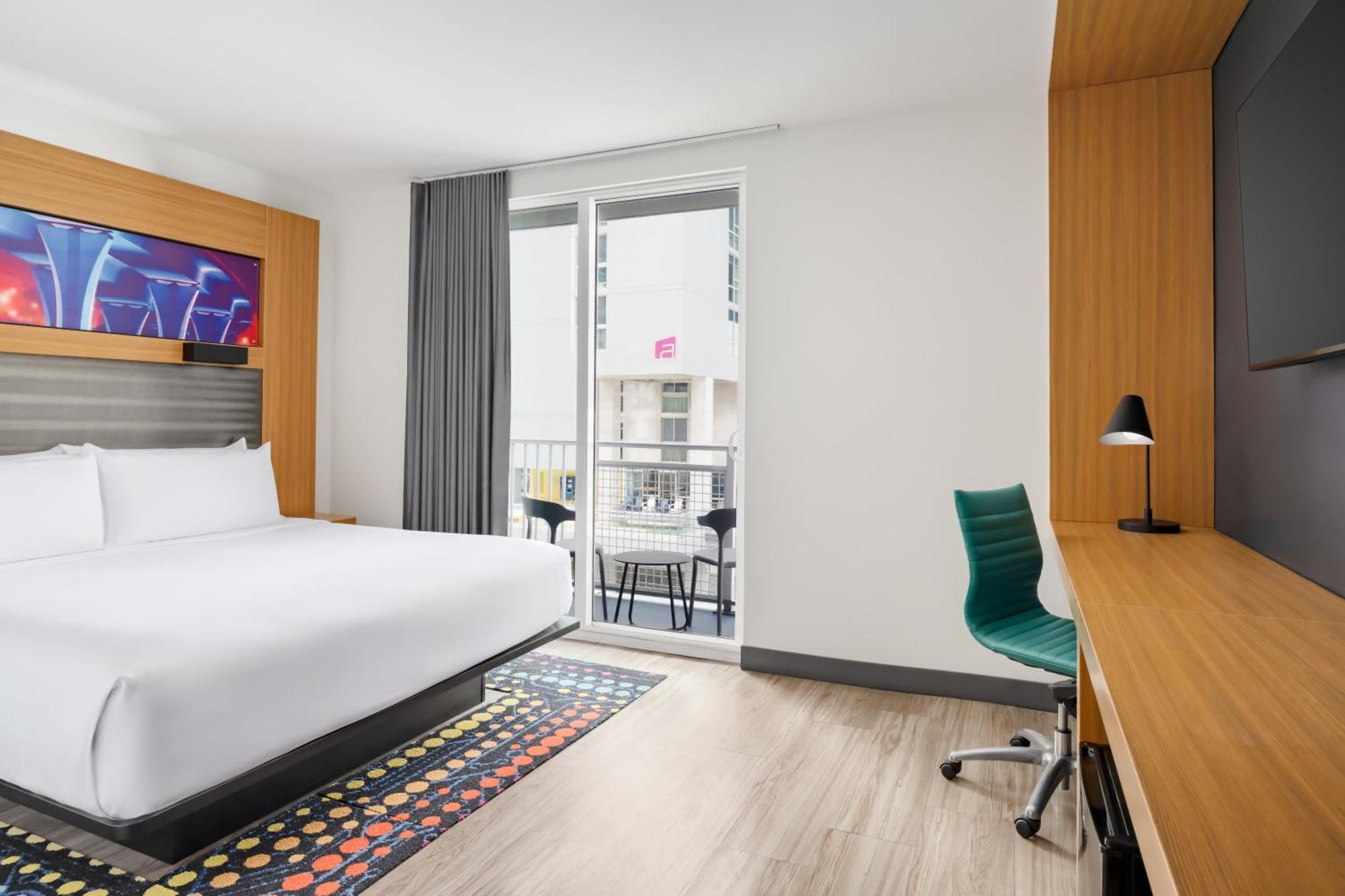 Guest room, 1 King, City view, High floor, Balcony