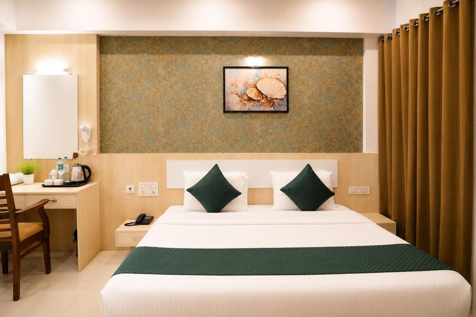 DELUXE ROOM