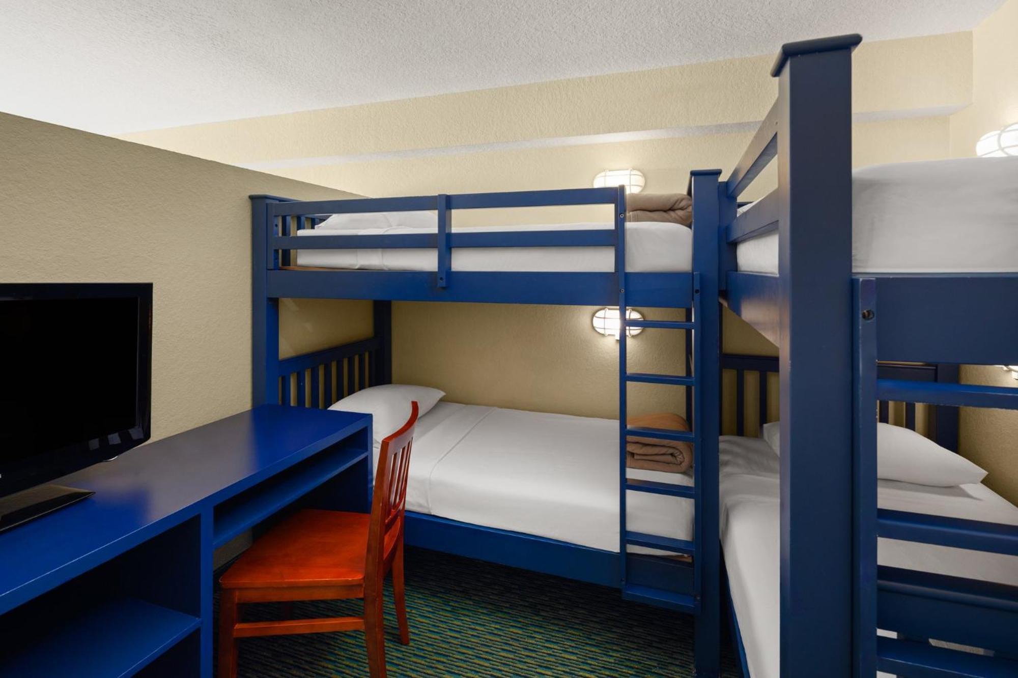King Suite Two Bunk Beds Pool View