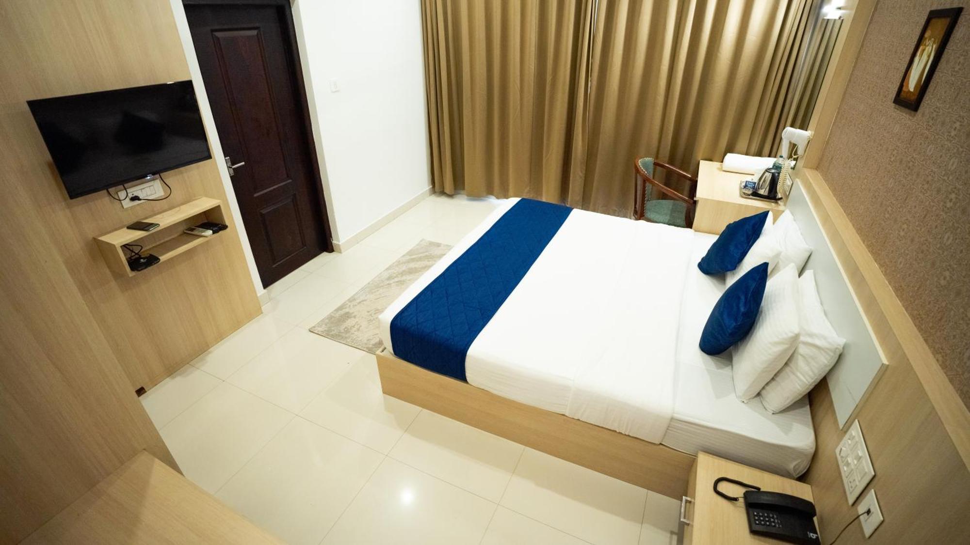 DELUXE ROOM
