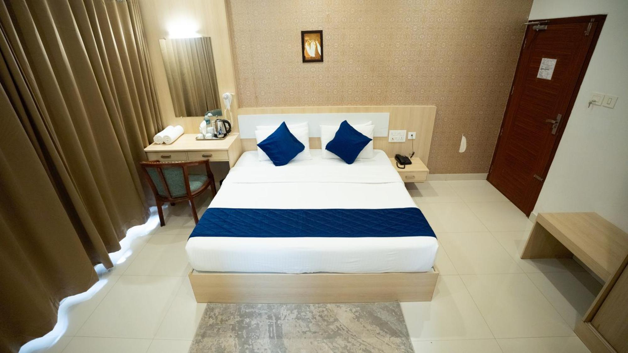 DELUXE ROOM