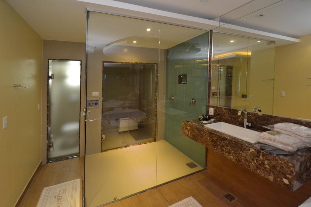 Luxury Suite with Spa Bath and Sauna