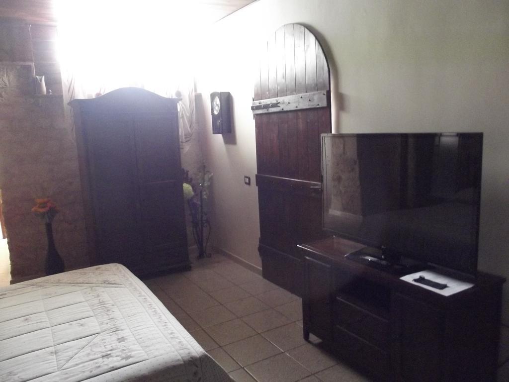Deluxe Room (2 Adults + 1 Child),201928792:JPEG
