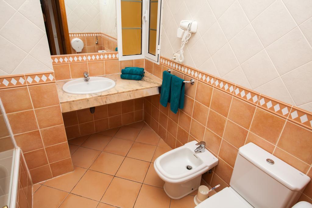 Suite Familiare con Vista Piscina (4 Adulti + 2 Bambini)
