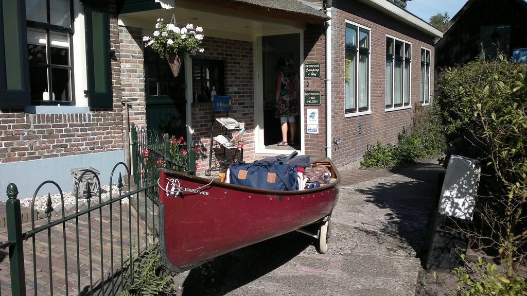 Tweepersoonskamer met 2 Aparte Bedden en Eigen Badkamer