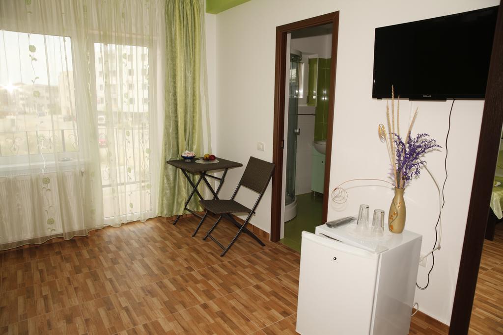 Family Room Balcony,410019111:JPEG