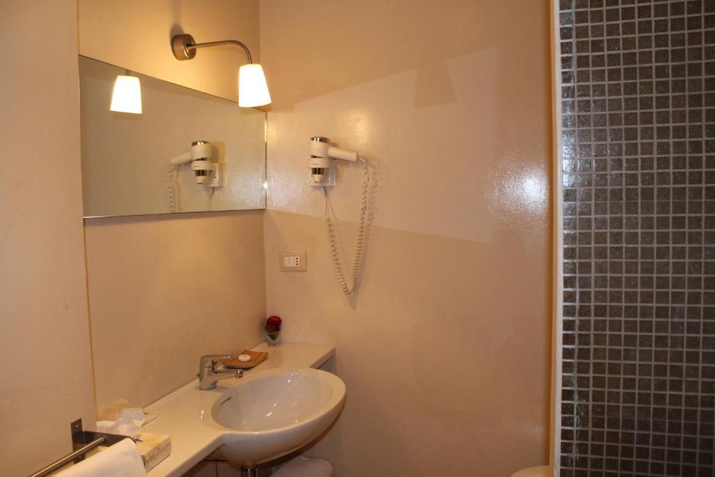Single Room,254223837:JPEG