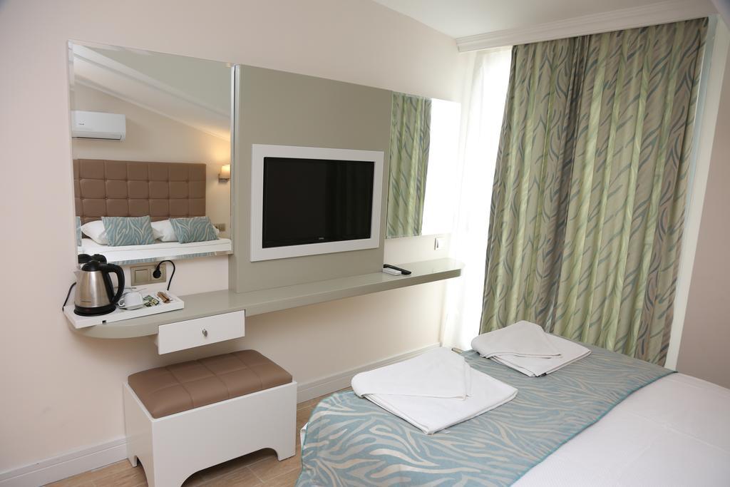 Double or Twin Room with Partial Sea View,1662410673:JPEG