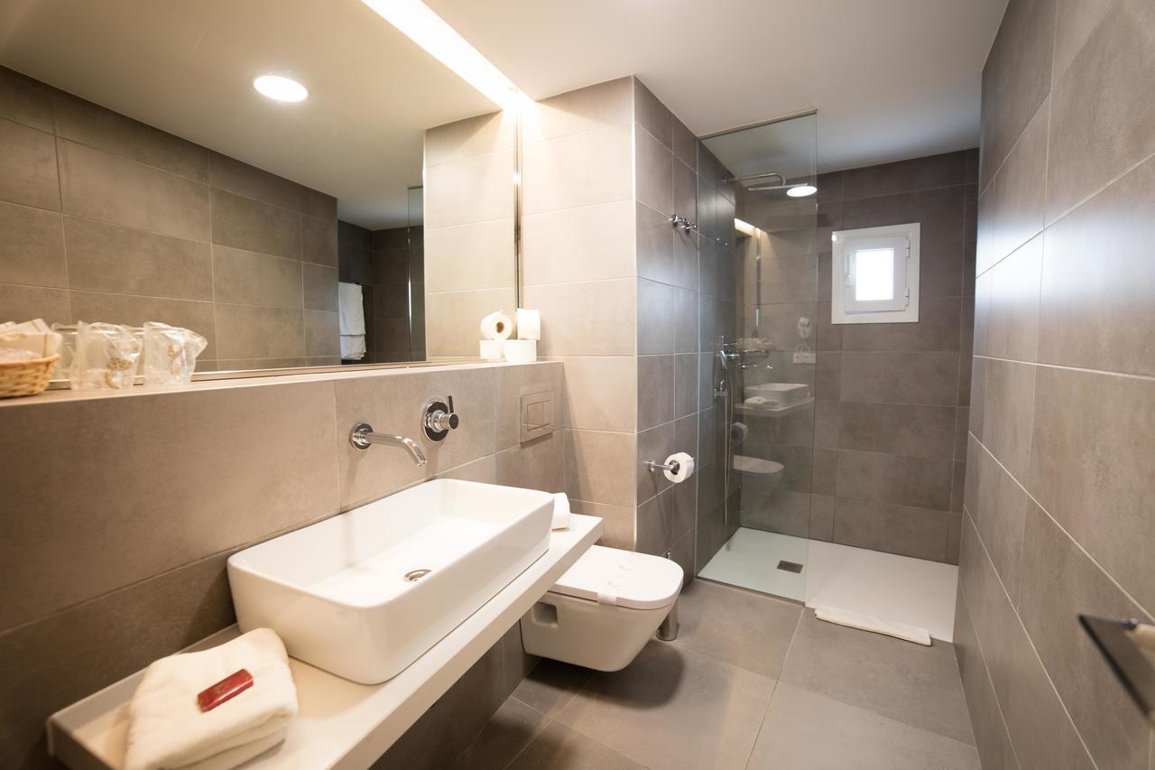 Habitación con cama grande y balcón