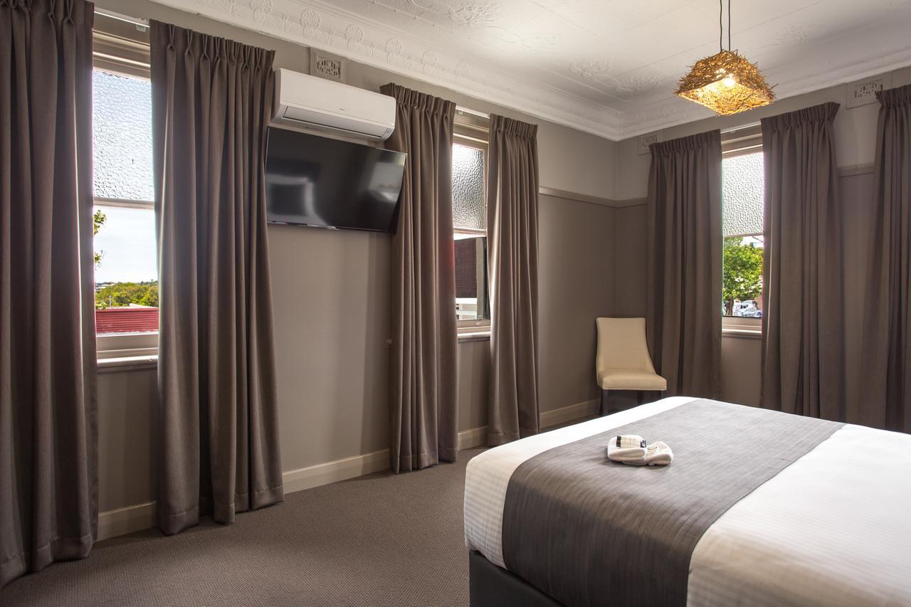 Large Queen Room with Shared Bathroom