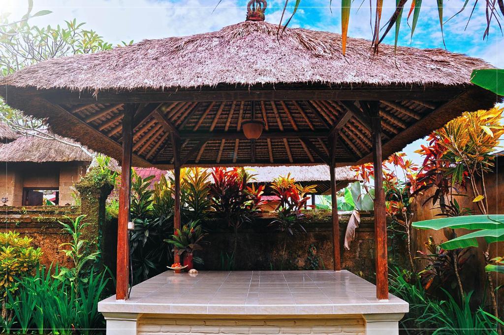 Quarto com 2 Camas de Solteiro e Vista do Jardim