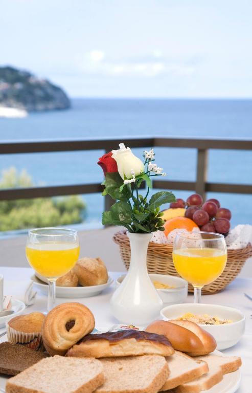 One-Bedroom Apartment with Sea View (2 Adults + 2 Children),238476577:JPEG