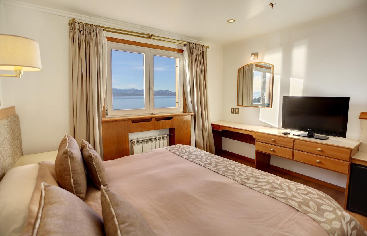 Tweepersoonskamer met 1 of 2 Bedden en Uitzicht op het Meer.