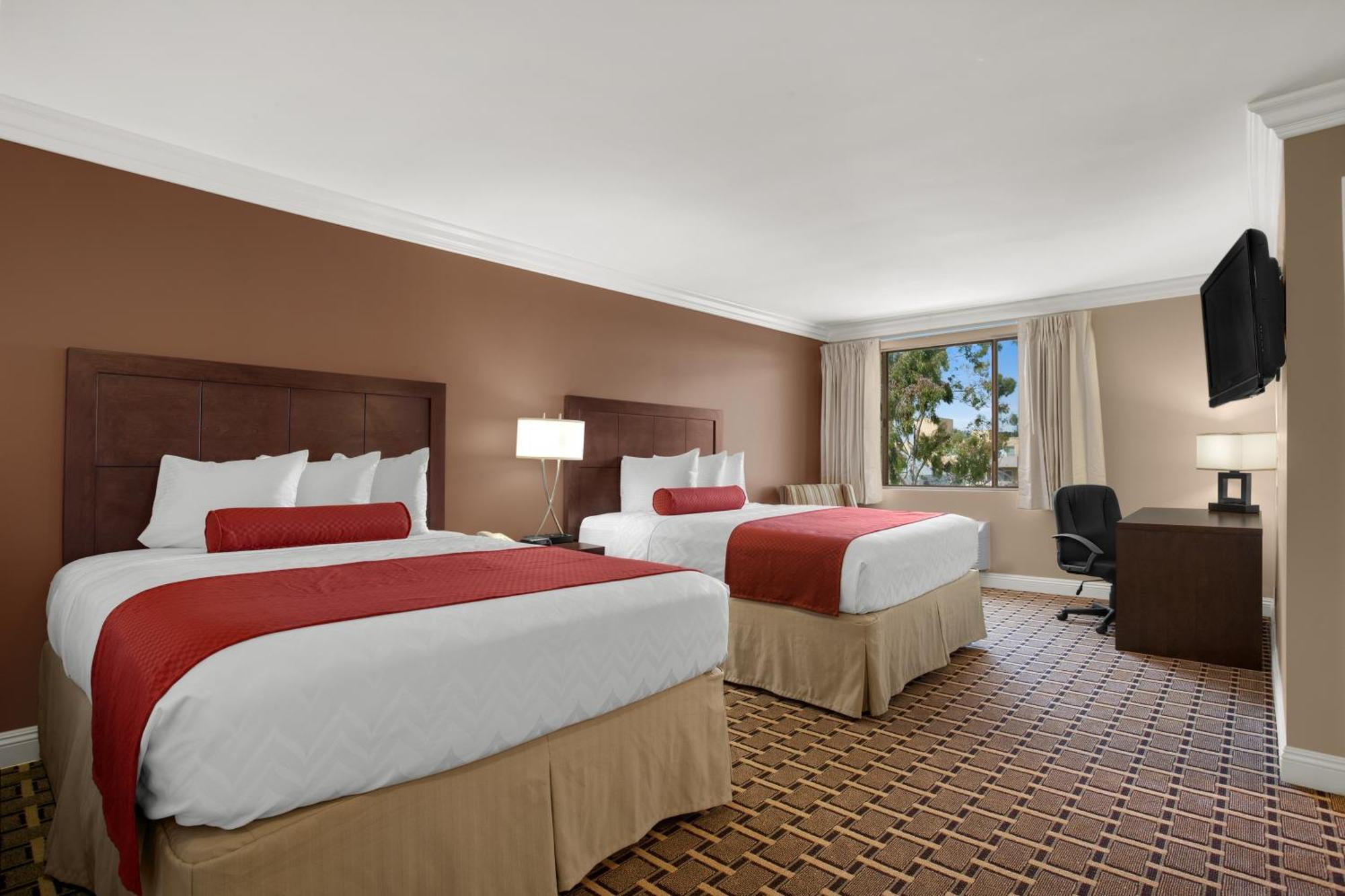 Queen Room with Two Queen Beds - Non-Smoking,682796505:JPEG