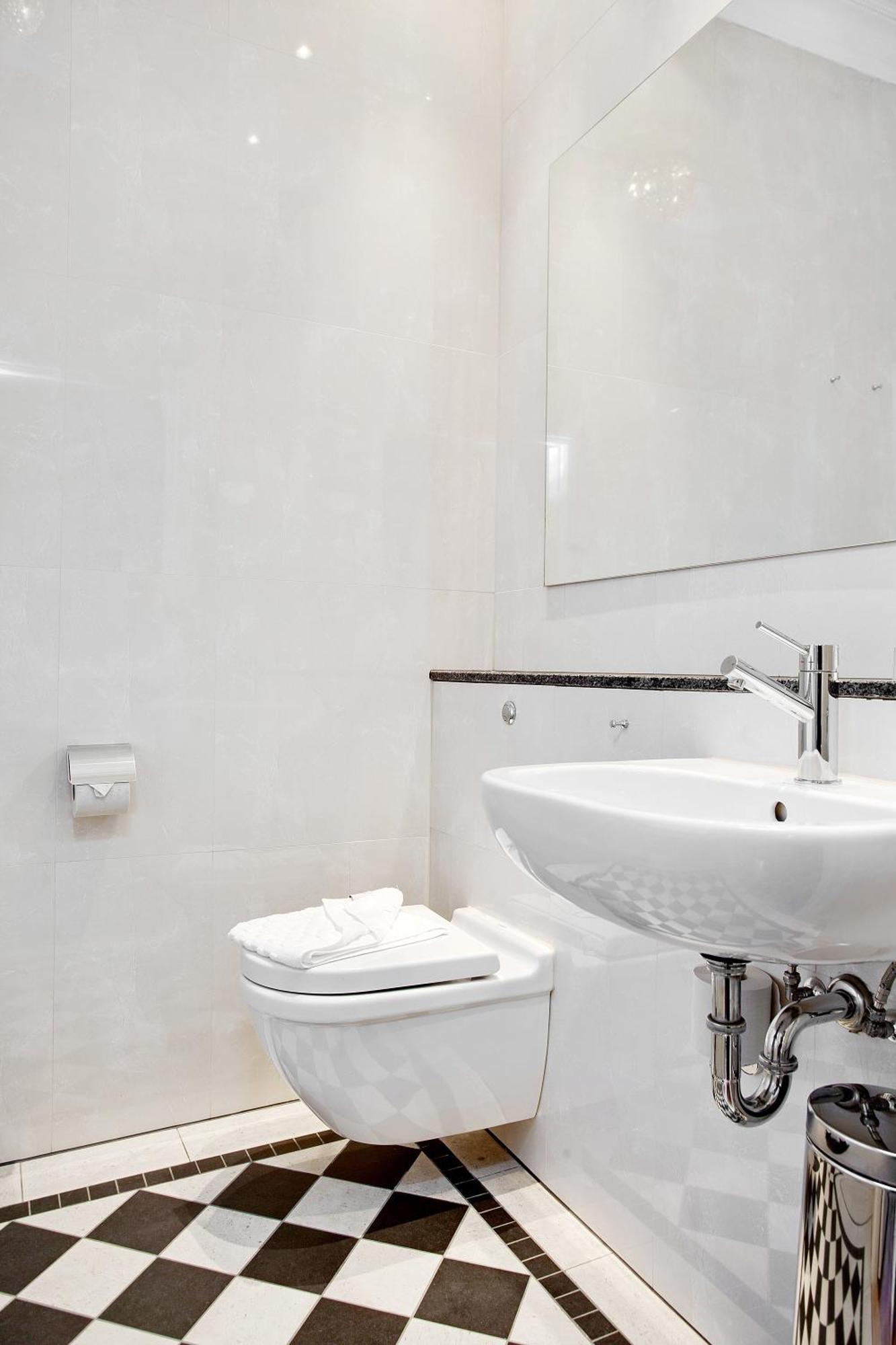 Standard Double Room with Two Single Beds - Non-Smoking