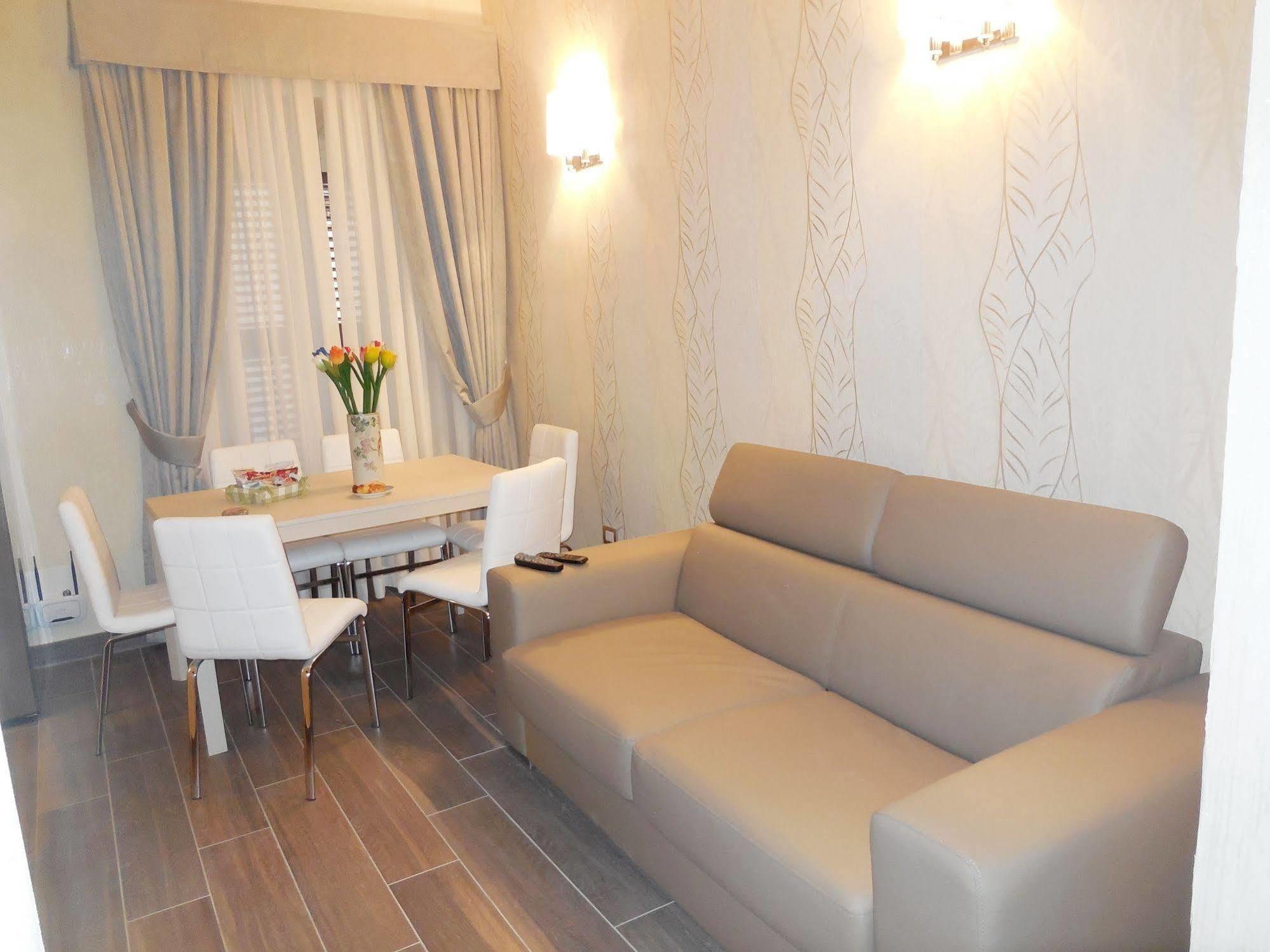 Appartamento con 2 Camere da Letto e Balcone