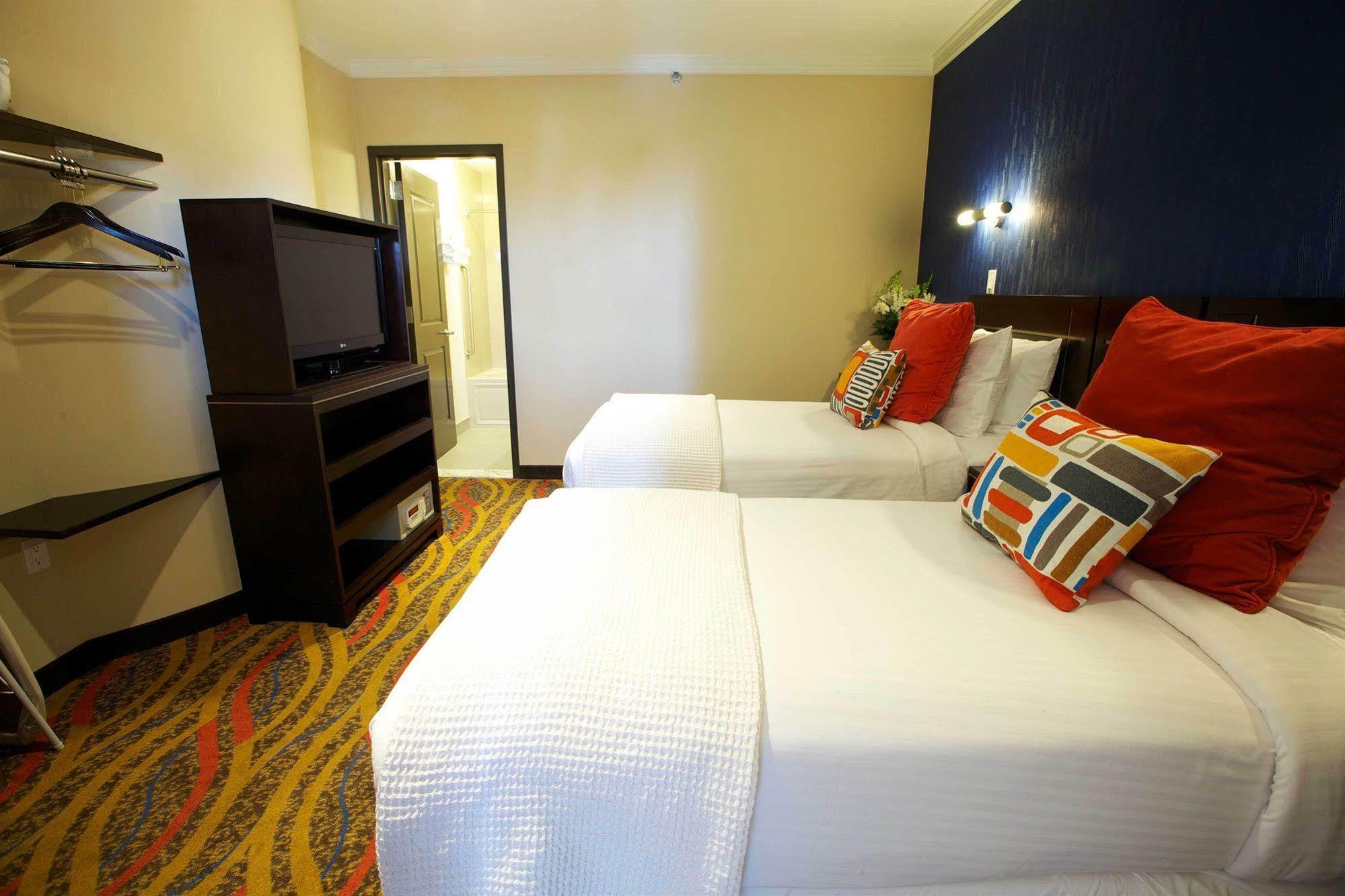 Quarto com Cama de Casal ou 2 de Solteiro