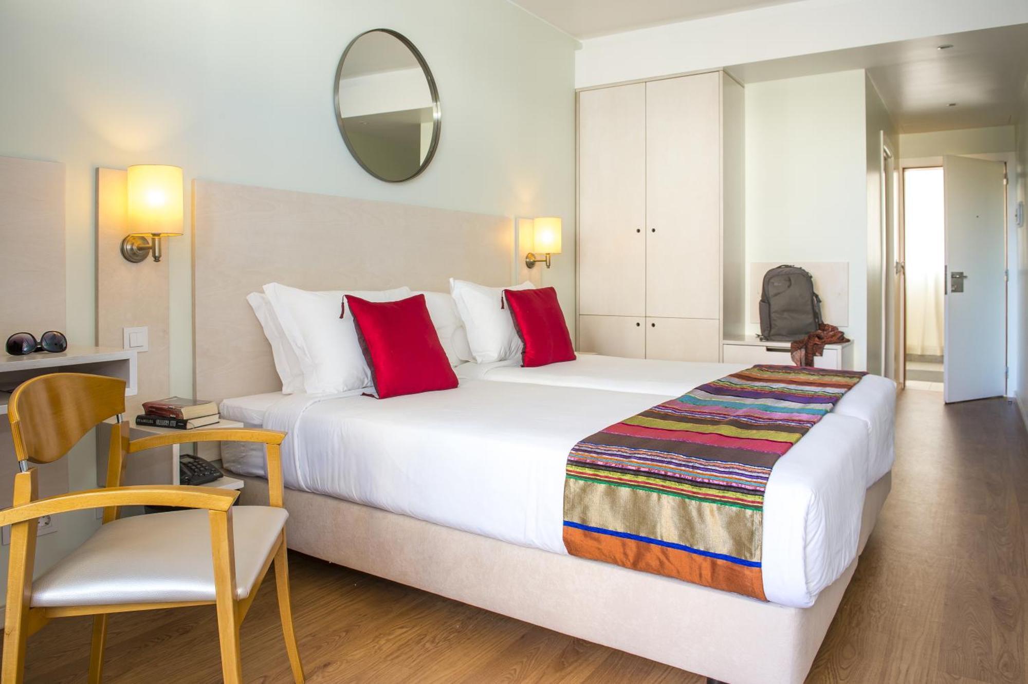 Quarto com 2 Camas de Solteiro para Uso Individual