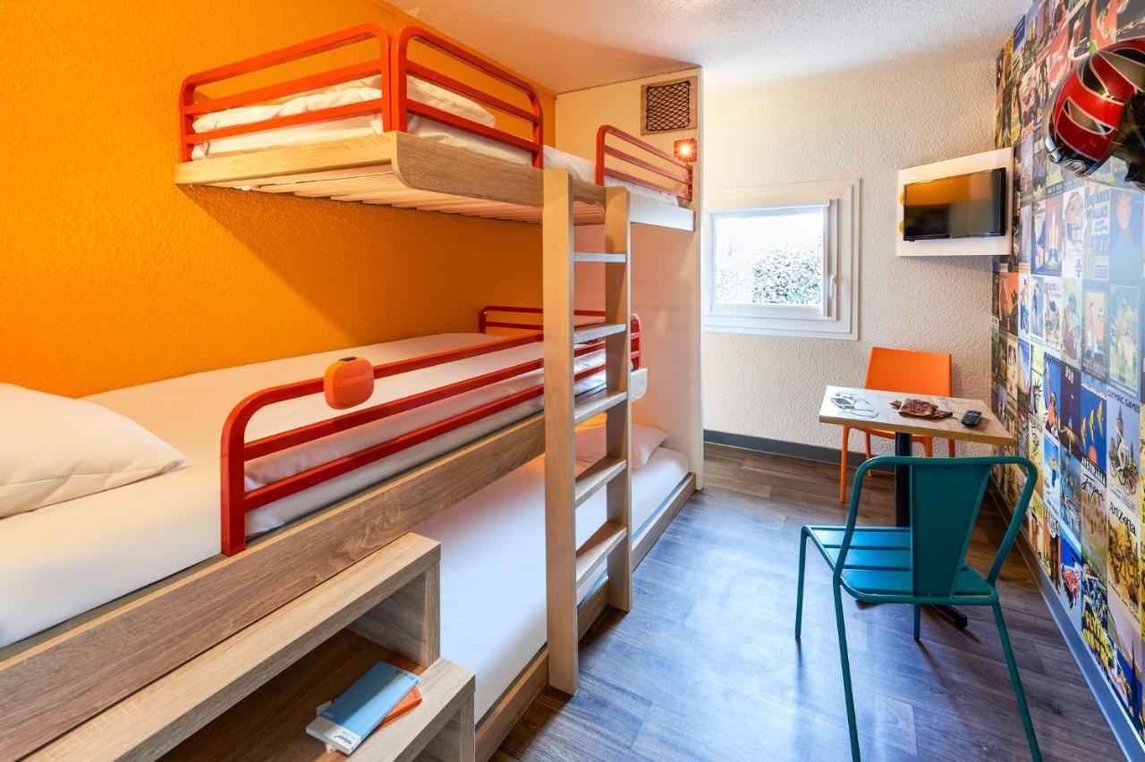 Chambre Break avec 3 Lits Simples Superposés et Salle de Bains Commune
