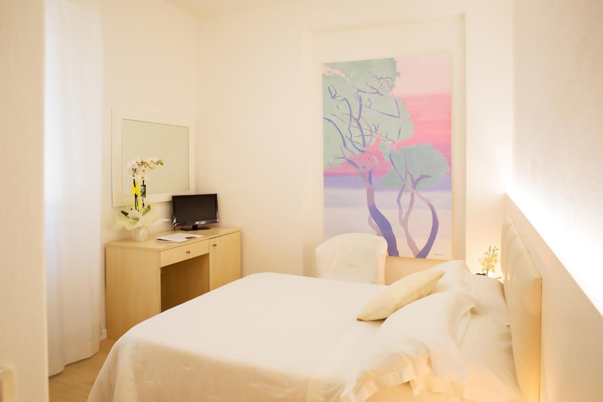 Small Double Room,1587510628:JPEG