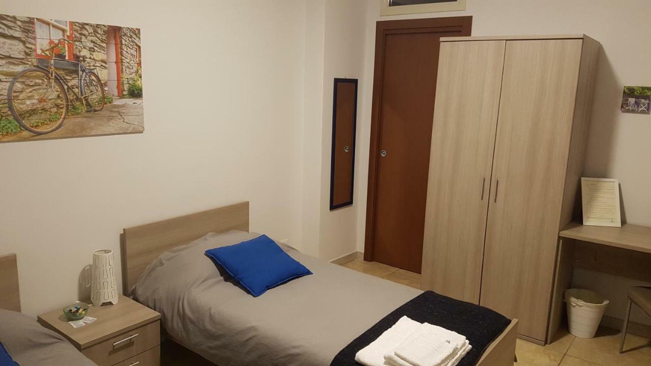 Tweepersoonskamer met 2 Aparte Bedden en Eigen Badkamer