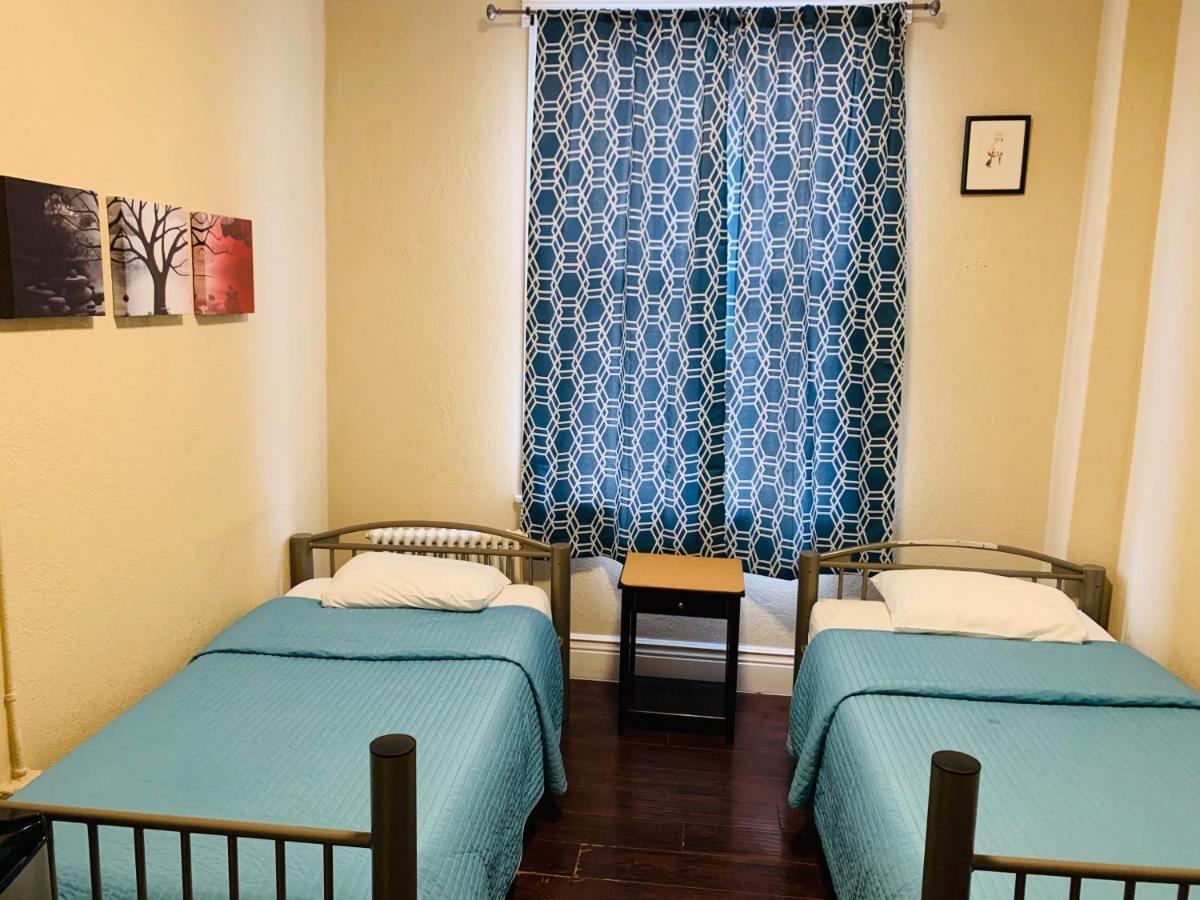 Quarto com 2 Camas de Solteiro e Chuveiro