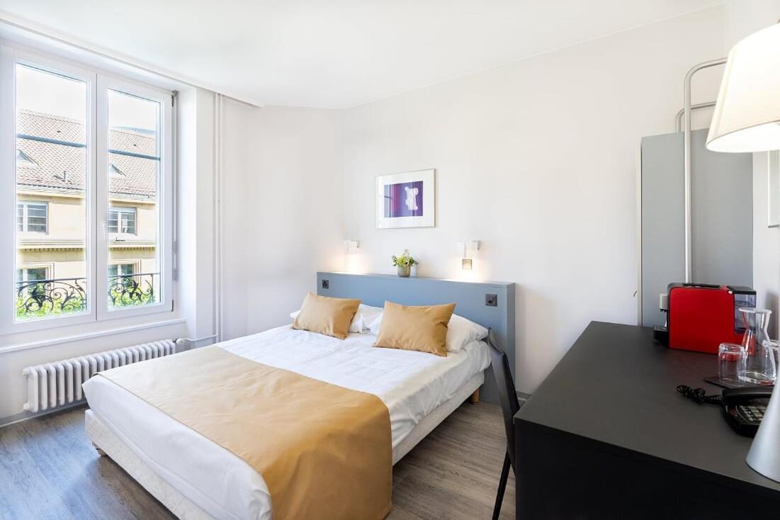 Double Room with Street View