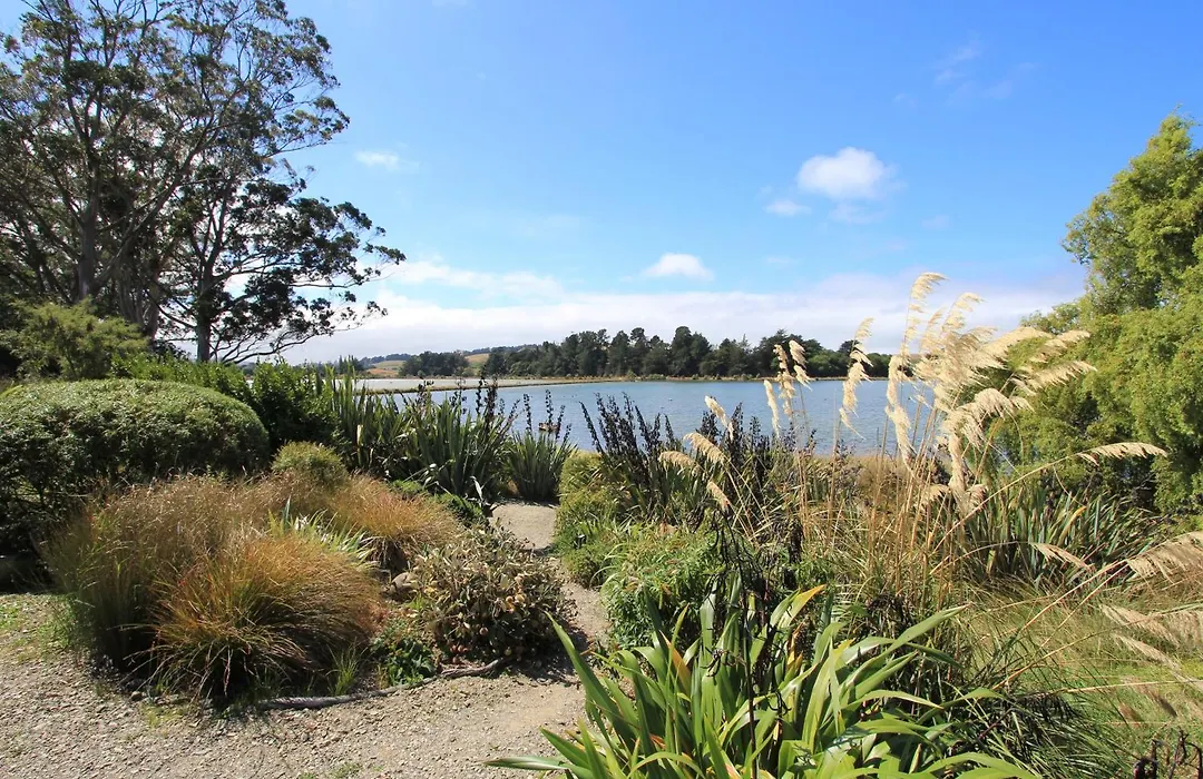 The Bird Hide - Rustic Luxury By The Water-1