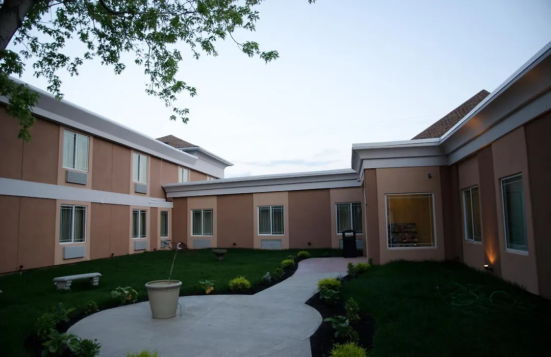 Aashram Hotel By Niagara River-1