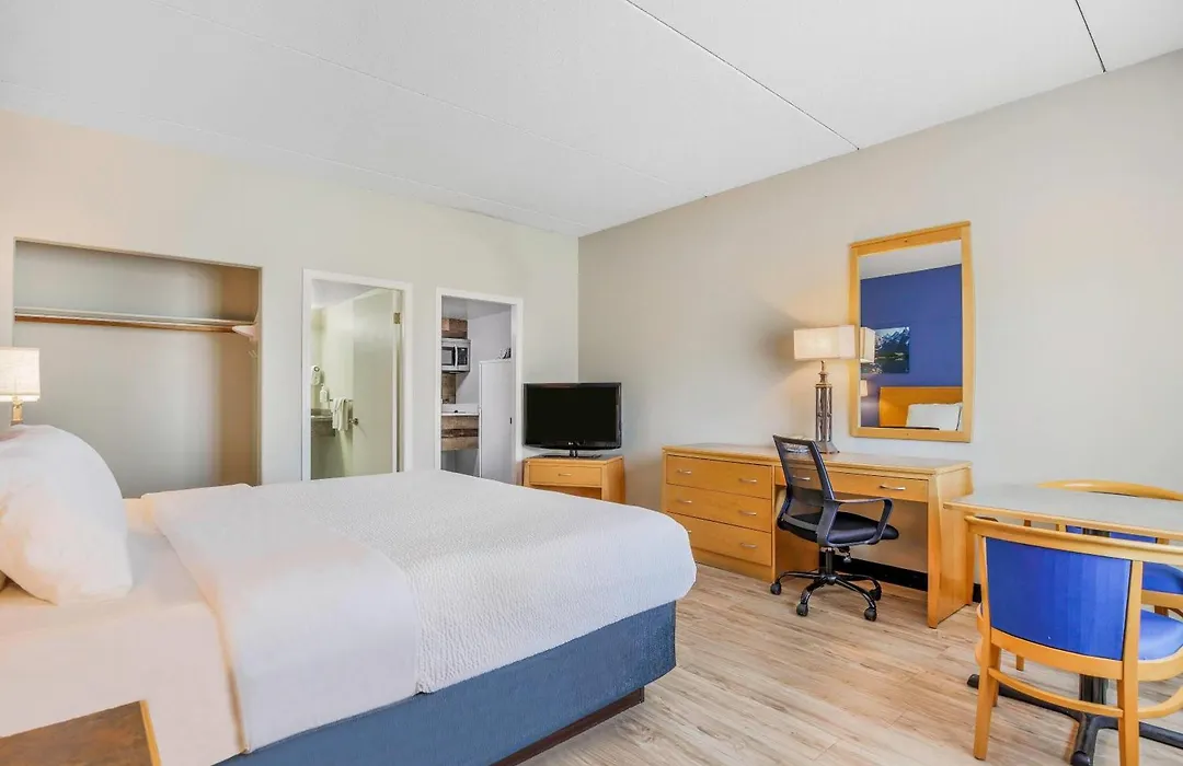 Days Inn By Wyndham Golden-1