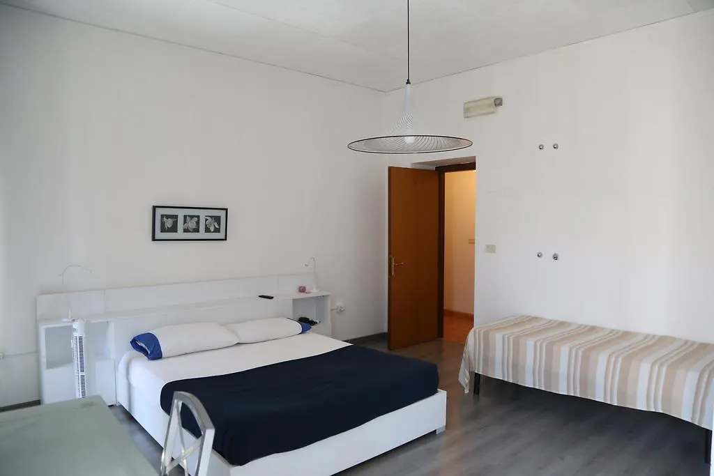 B&B Porto Vecchio ROOMS - Stazione Centrale Trieste-1