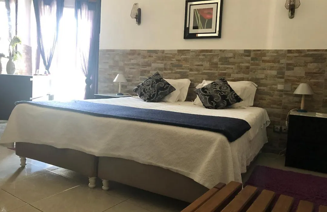 Apartamentos E Quartos Atalaia-1