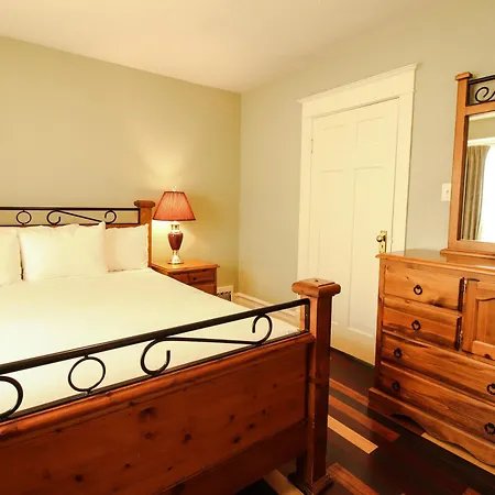 James Bay Inn Hotel, Suites & Cottage-3