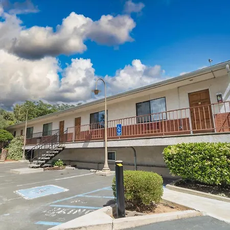 Mariposa Lodge-3