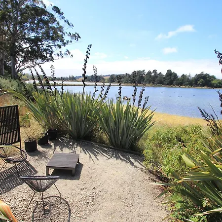 The Bird Hide - Rustic Luxury By The Water-3