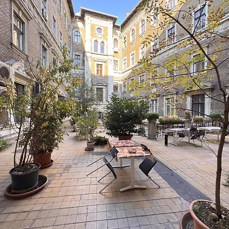 Omega Guesthouse Budapest-3