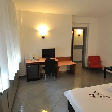 Hotel Bahnhof Haus-3