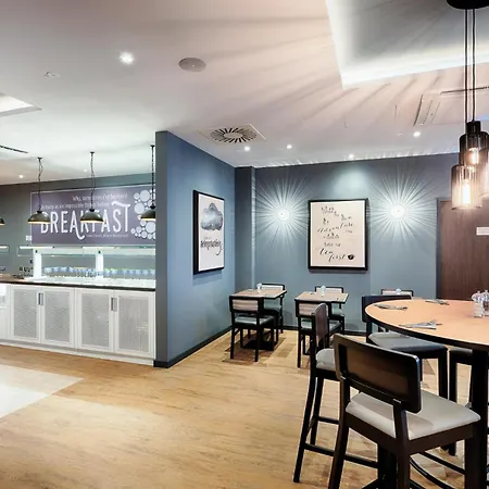 Premier Inn Koeln City Centre-2