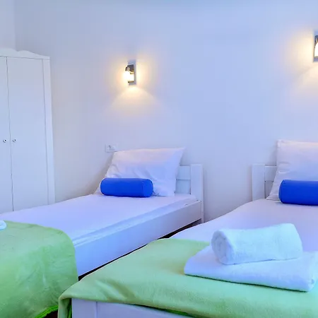 Golden B&B-2