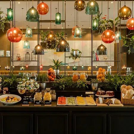 Motel One Koeln-Neumarkt-3