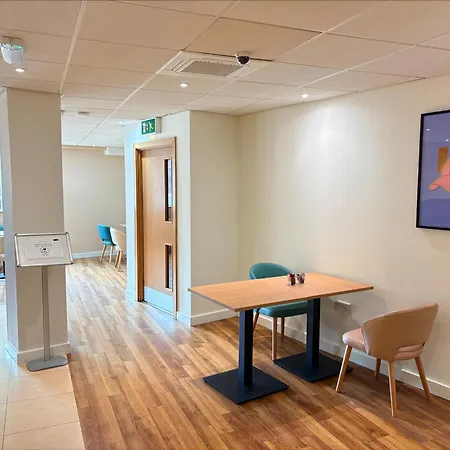Garner Hotel Wolverhampton By Ihg-3