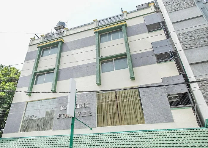 Cheap hotel: Hotel Saarang Forever