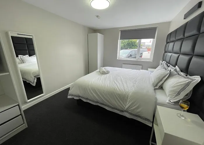 Mays Apartments: City Centre Convenience with Free Parking
